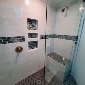 Ensemble douche/baignoire, sèche-cheveux, serviettes fournies, savon