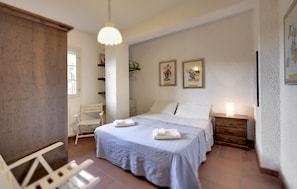 4 chambres, coffres-forts dans les chambres, fer et planche Ă repasser