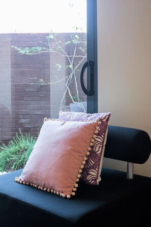 A window with a view of a brick wall and greenery outside. - L'Orangerie (Vilamoura)