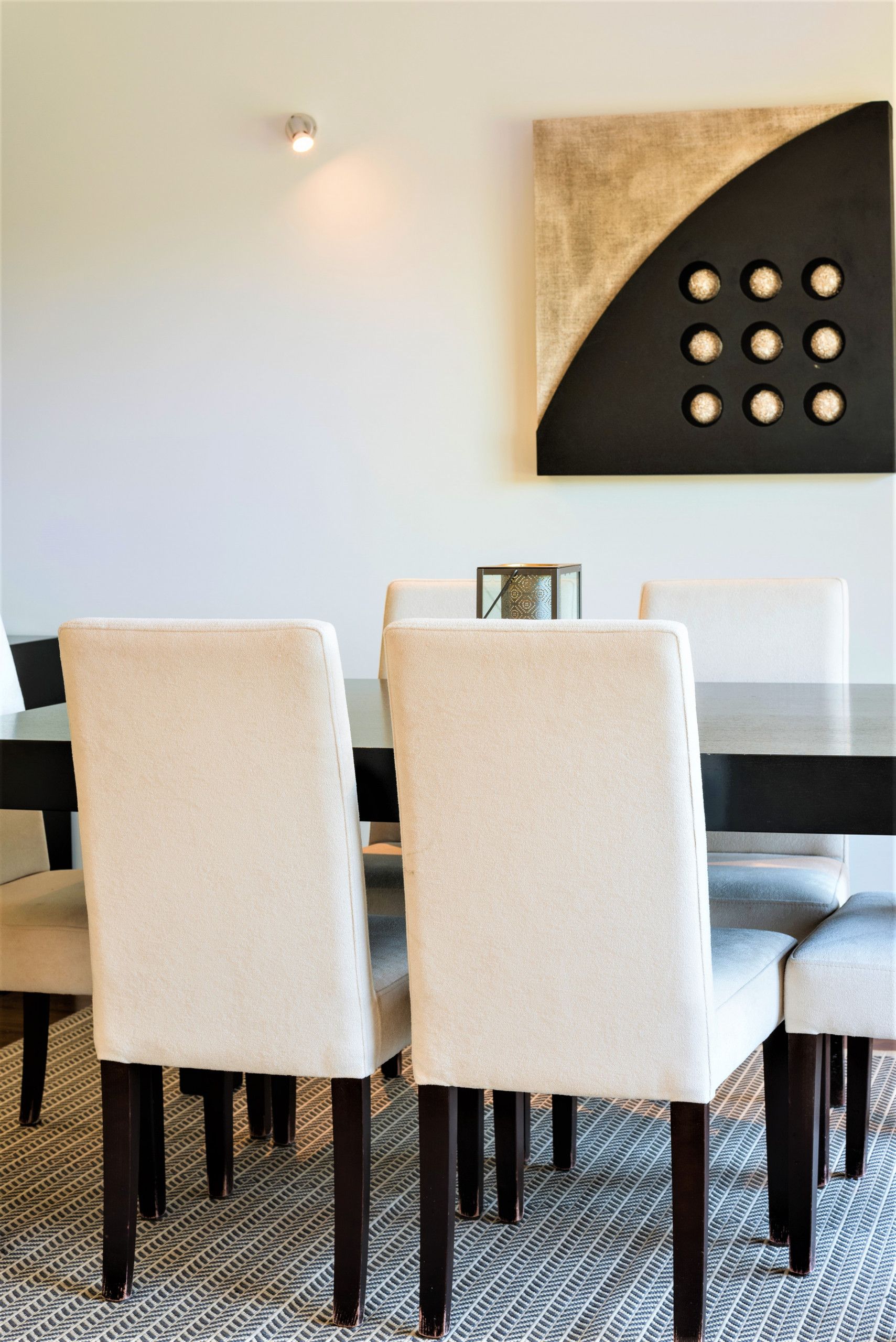 Un espace repas comprenant une table rectangulaire et six chaises.
