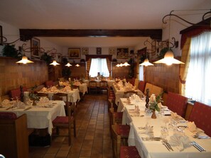 Se sirven almuerzos, cenas y cocina local 