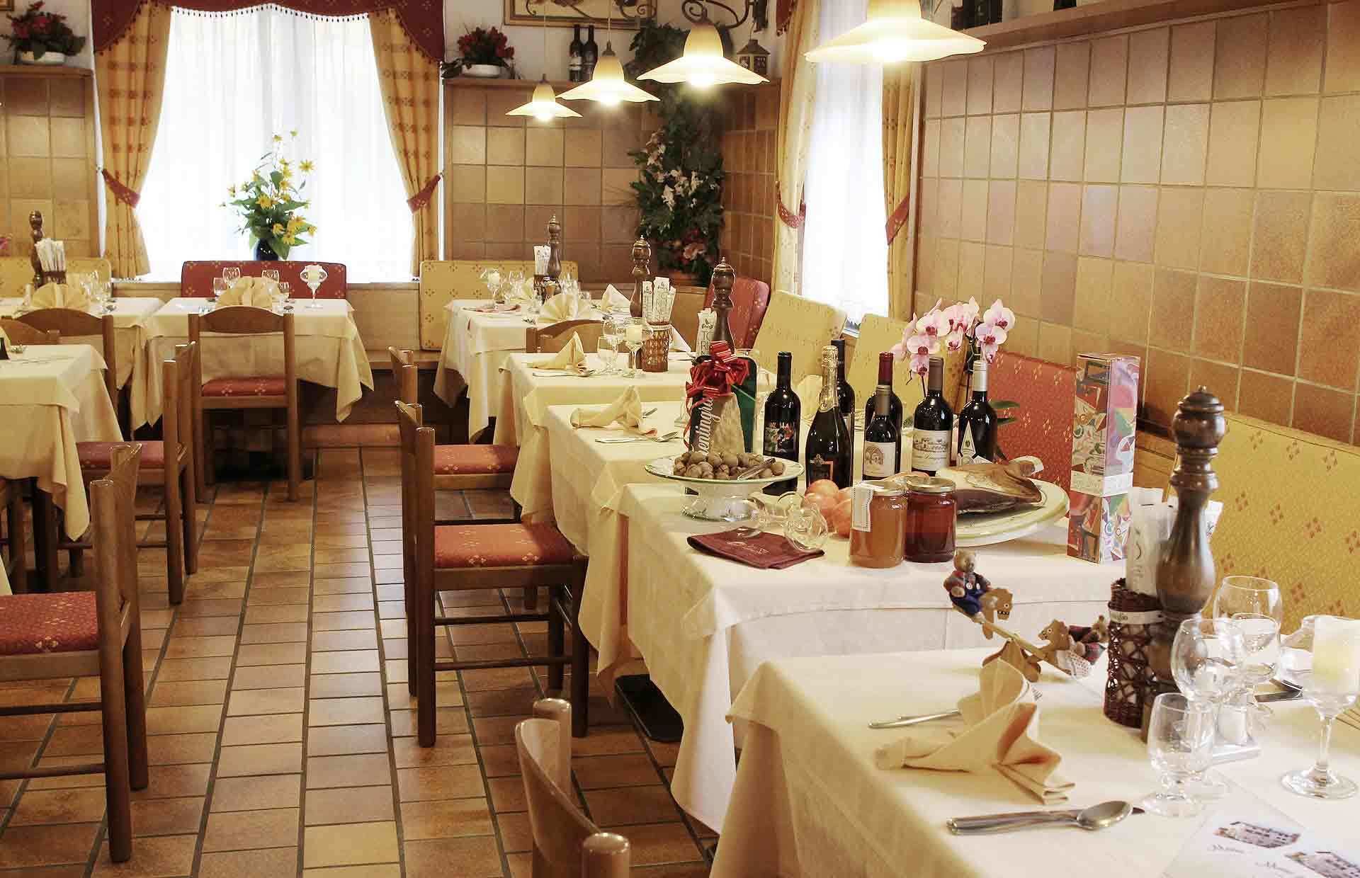 供应午餐和晚餐，地方菜