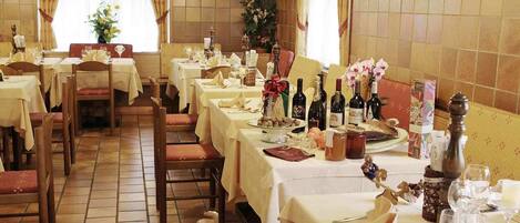 Déjeuner et dîner servis sur place, spécialités Cuisine locale