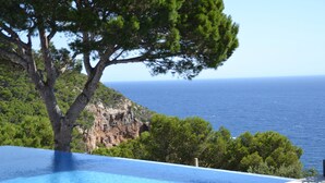 A swimming pool with a clear view of the sea and a tree in the foreground. - Large, Luxury Villa, Sea Views, Heated Pool in Begur, Costa Brava (La Borna)