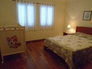 2 Schlafzimmer, Schreibtisch, schallisolierte Zimmer