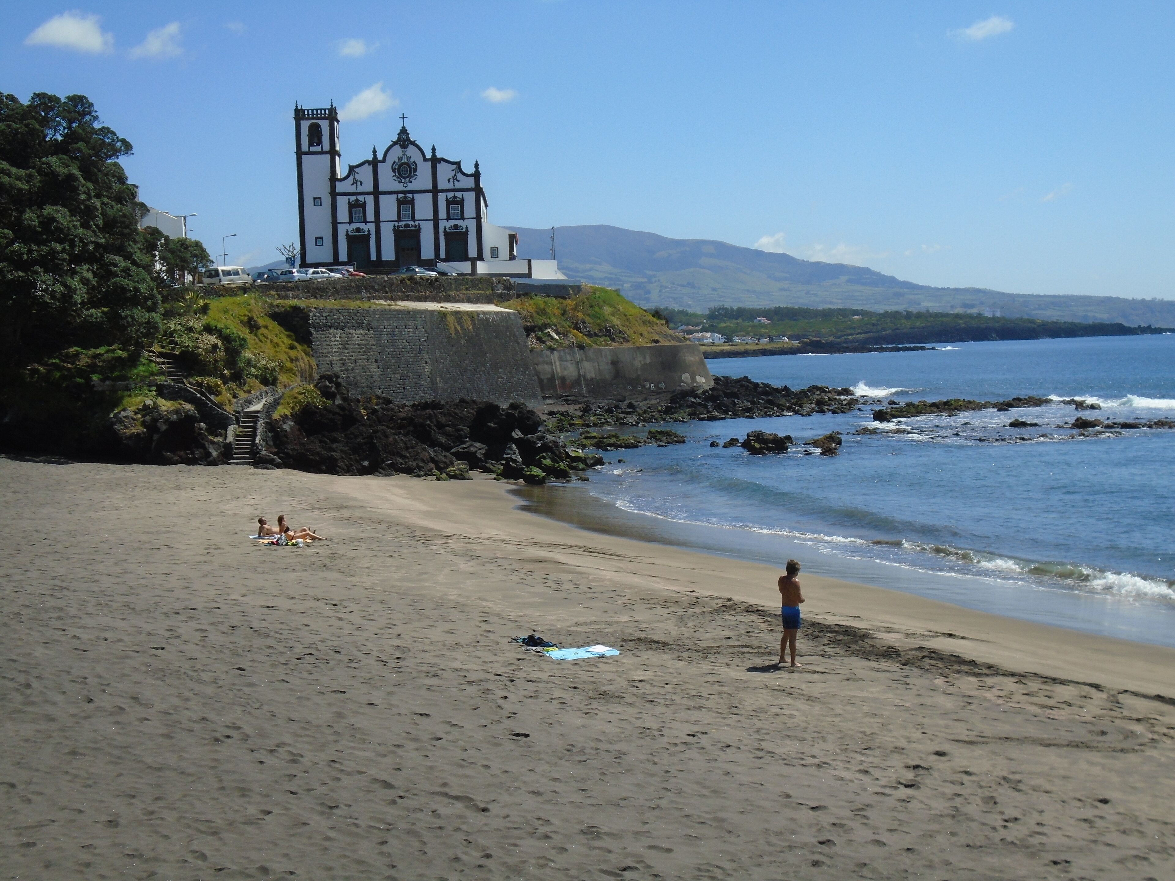 Beach nearby, sun-loungers, beach towels