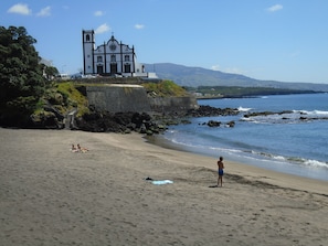 Beach nearby, sun-loungers, beach towels