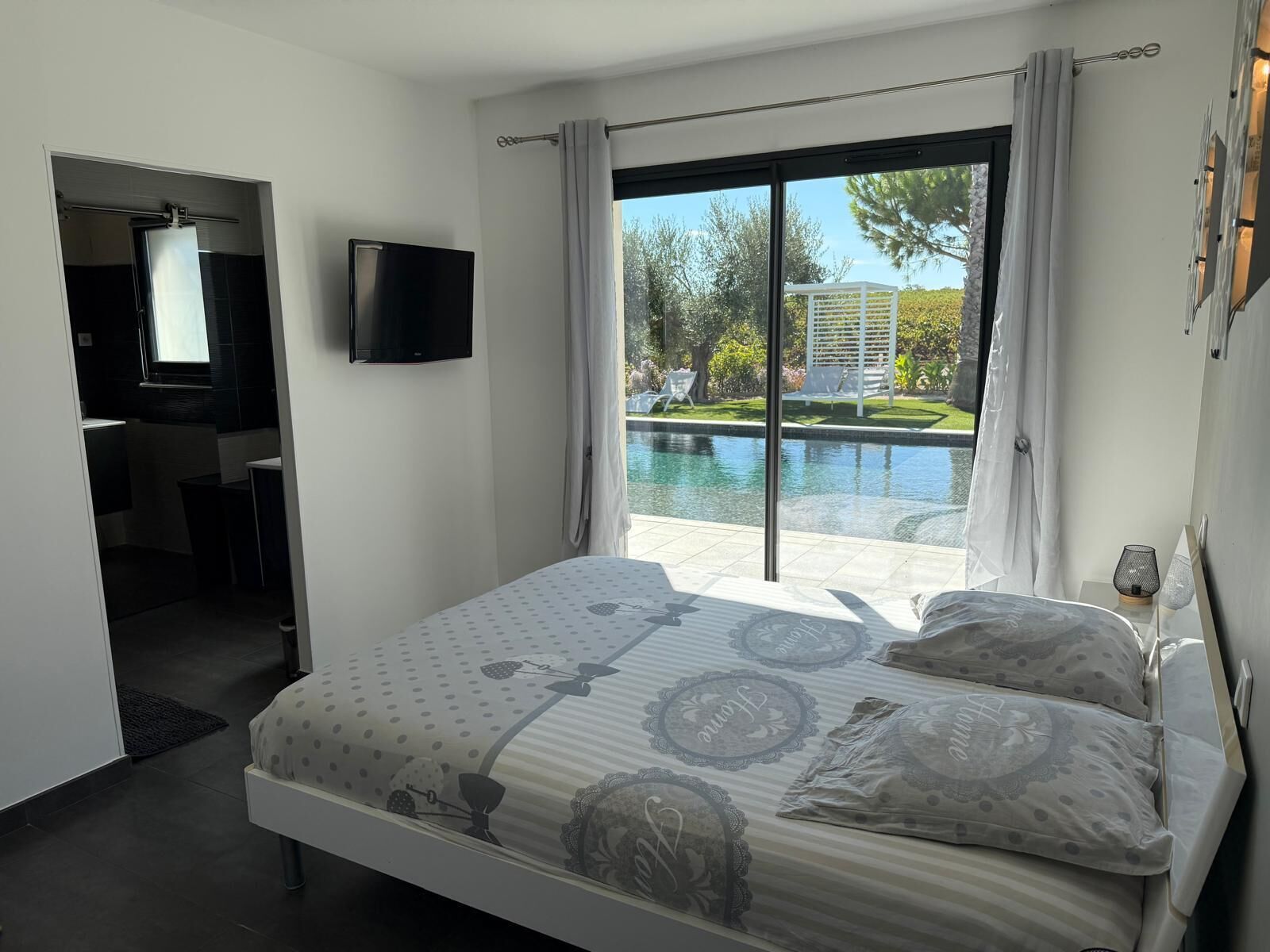 4 chambres, fer et planche à repasser, Wi-Fi, draps fournis