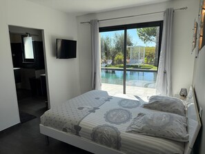 4 bedrooms, iron/ironing board, WiFi, bed sheets