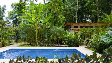 Vista frontal de la propiedad