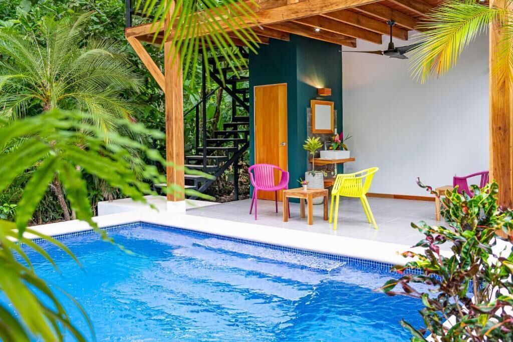 2 outdoor pools, pool loungers