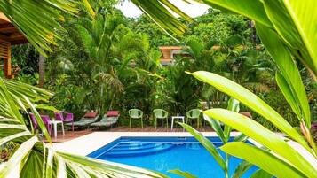 2 albercas al aire libre y camastros