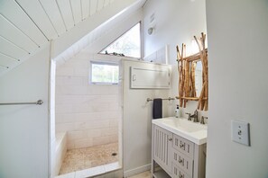 Combined shower/bathtub, hair dryer, towels, soap