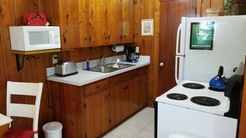 Een koelkast, een magnetron, een oven, een kookplaat