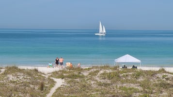PĂ„ stranden, solstolar och strandhanddukar