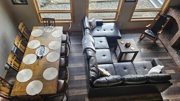 Tv, eldstad, böcker och en stereo