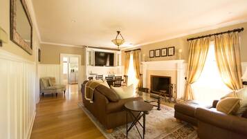 Una Smart TV, una chimenea, un reproductor de DVD