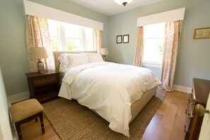 3 Schlafzimmer, Schreibtisch, Bügeleisen/Bügelbrett, Reisekinderbett