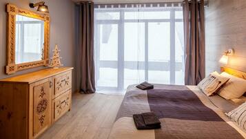 Deluxe House, 2 Bedrooms, Kitchenette, Mountain View | Soundproofing, iron/ironing board, free cribs/infant beds, free WiFi