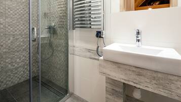 Deluxe House, 2 Bedrooms, Kitchenette, Mountain View | Bathroom | Shower, free toiletries, hair dryer, towels