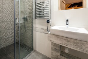 Maison Deluxe, 2 chambres, cuisinette, vue sur la montagne | Salle de bain | Douche, articles de toilette (gratuits), séchoir à cheveux