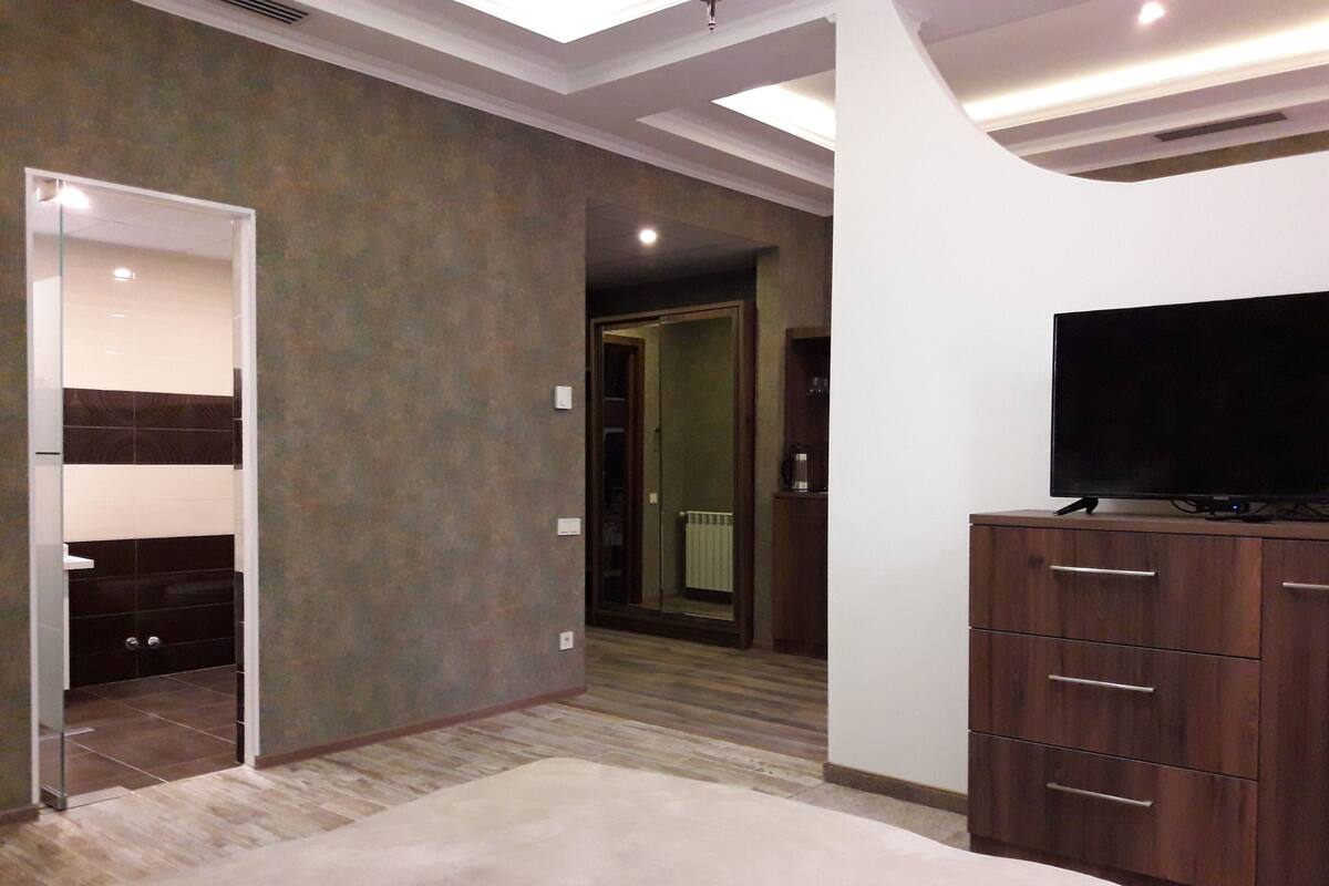 Business Suite, 1 King Bed (202) | 1 bedroom, premium bedding, in-room safe, desk