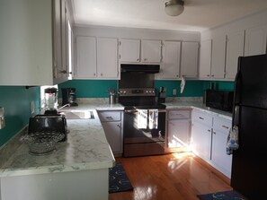 Fridge, microwave, oven, stovetop - Thompson House Cape Cod (South Yarmouth)