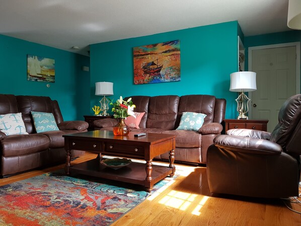 78-inch flat-screen TV with cable channels, TV, fireplace - Thompson House Cape Cod (South Yarmouth)