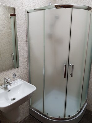 Shower, rainfall showerhead, free toiletries, towels - Hotel 999 (Tbilisi)