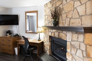 Romantisk suite, 1 queensize-seng med sovesofa, ikke-røyk, peis | Oppholdsrom | En 43-tommers Flatskjerm-TV med Parabol-TV samt TV