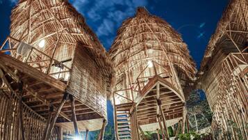 Majoituspaikan julkisivu illalla/yöllä