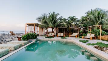 2 ulkouima-allasta, maksullisia cabañoita, aurinkotuoleja