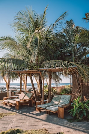 2 kolam renang outdoor, dengan cabana (dengan biaya tambahan)