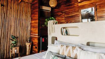 1 makuuhuone, ylelliset vuodevaatteet, minibaari, tallelokero huoneessa