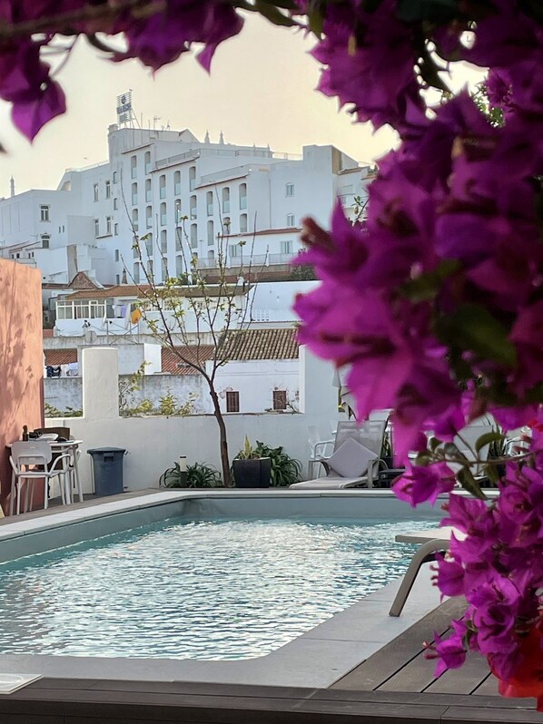 Ulkouima-allas, aurinkovarjoja, aurinkotuoleja