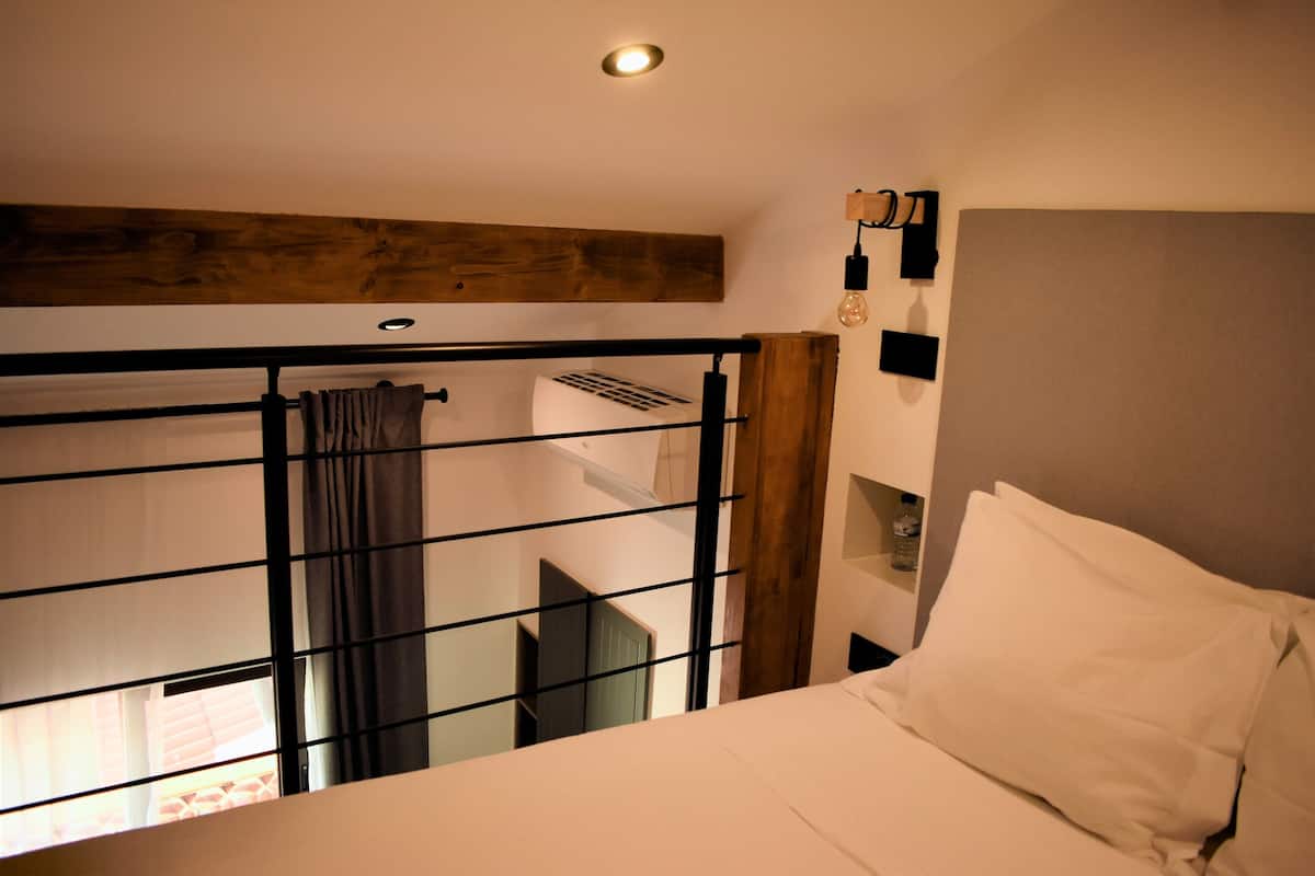 Deluxe House, Multiple Beds, Private Bathroom, City View | 1 bedroom, premium bedding, minibar, in-room safe