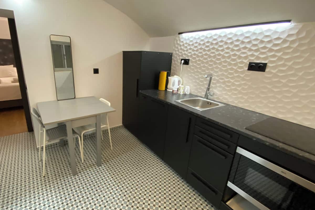 Apartamento económico, 1 cama de matrimonio, baño privado, vistas a la ciudad | Zona de estar