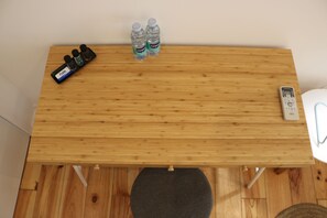Habitación estándar doble, 1 cama de matrimonio, baño privado, vistas a la ciudad | 1 dormitorio, ropa de cama de alta calidad, minibar y caja fuerte