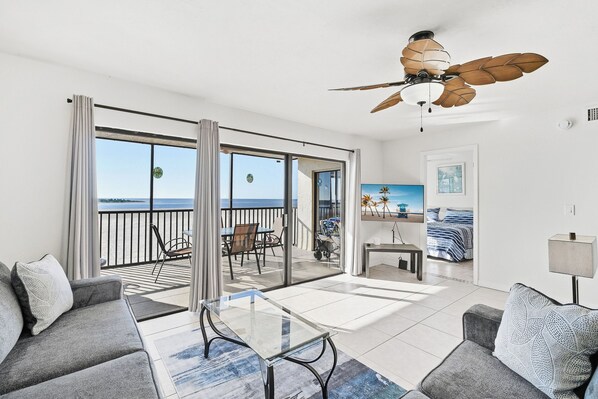 Televisión de pantalla plana, reproductor de DVD y tenis de mesa 