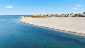 En la playa y camastros 