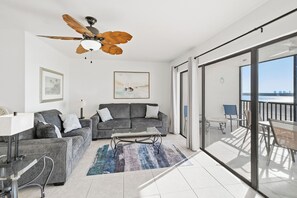 Flatscreentelevisie, een dvd-speler, een tafeltennistafel en boeken