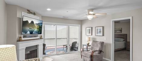 Una televisión de pantalla plana, una chimenea, un reproductor de DVD