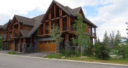 Ski-In Ski-Out, Private Hot Tub, Spacious End Unit, Panoramic View