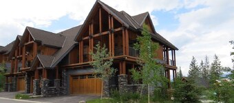 Ski-In Ski-Out, Private Hot Tub, Spacious End Unit, Panoramic View