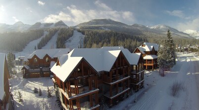  Ski-In Ski-Out, Private Hot Tub, Spacious End Unit, Panoramic View