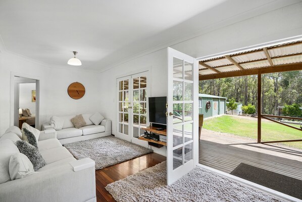 TV connectée, cheminée, table de tennis de table, livres