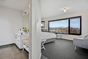 4 slaapkamers, een bureau, een strijkplank/strijkijzer, wifi