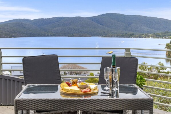 Outdoor dining - Quarry Hill Lookout ..... scenic views, luxurious amenities, relaxing atmosphere (Huon Valley)