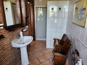 Regadera, secadora de cabello, bidet, toallas 