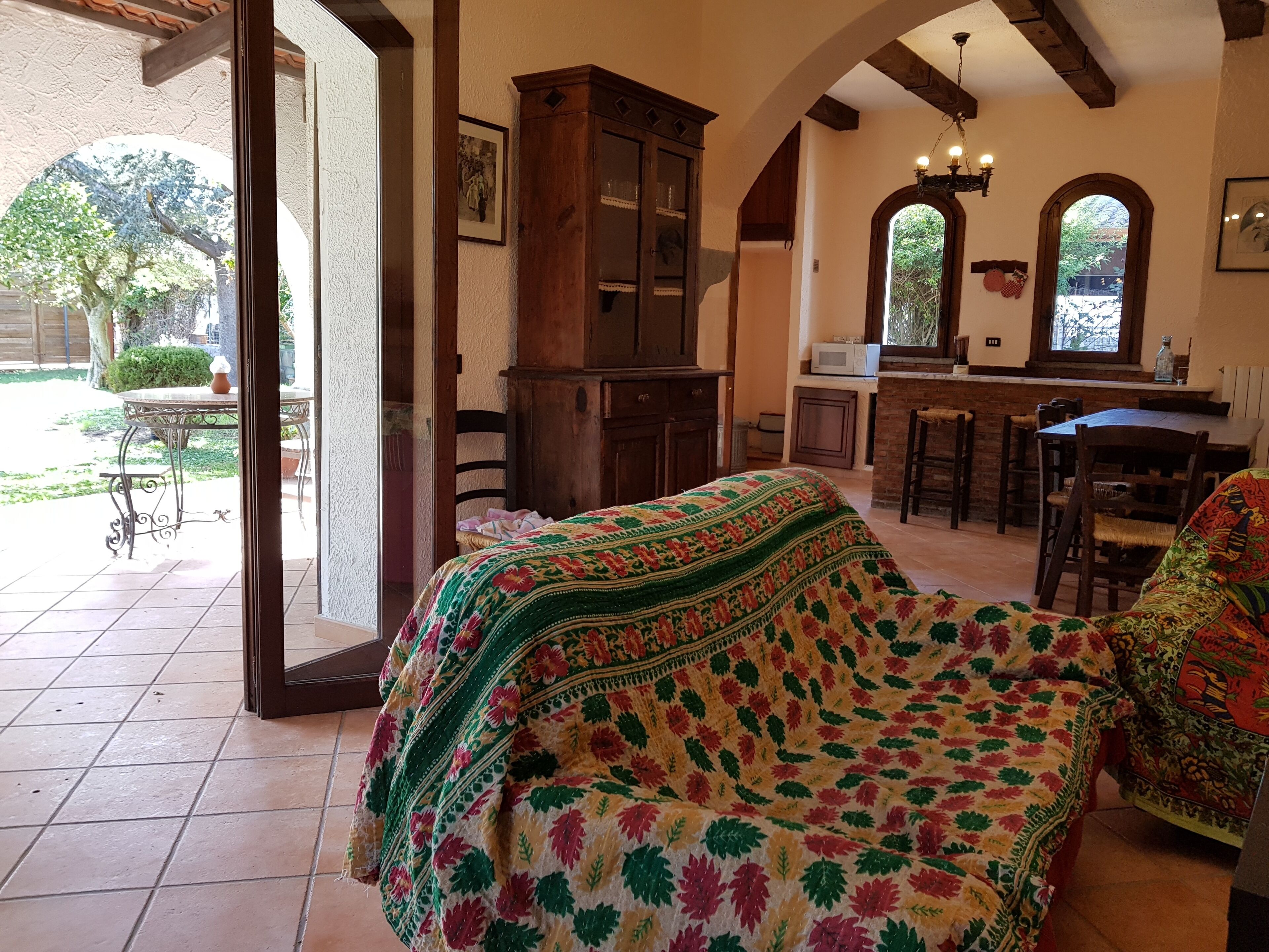 Télévision à écran plat, cheminée, livres